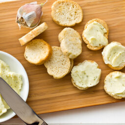 Cesnaková nátierka, ktorá nikdy nesklame: rýchla klasika z pár surovín