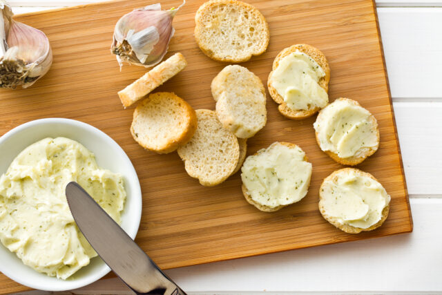 Cesnaková nátierka, ktorá nikdy nesklame: rýchla klasika z pár surovín