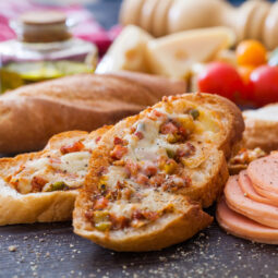 Zapečené chlebíčky ako chutný spôsob, ako spotrebovať zvyšky