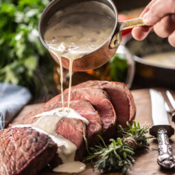 Krémová omáčka, ktorá dodá mäsu dokonalú chuť