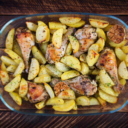 Zapekané zemiaky s kuracinou: Jednoduché jedlo z jedného pekáča, ktoré sa vždy podarí