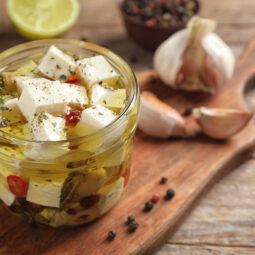 Nakladaný hermelín: overené tipy na výber syra, ochutenie a správne zrenie