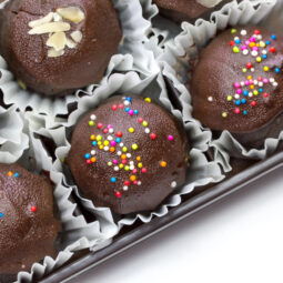 Nepečené guľky so sacherovou príchuťou