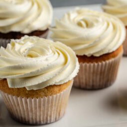 Maslové krémy – základ cukrárskeho sveta, ktorý nesmie chýbať pri tortách, zákuskoch ani sviatočnom pečení