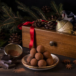 Nepečené čokoládové guľky, ktoré zachránia Vianoce