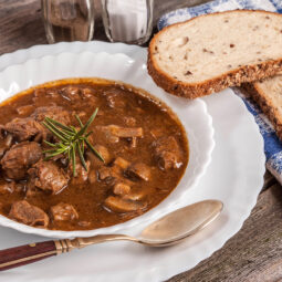 Vynikajúci hovädzí guláš