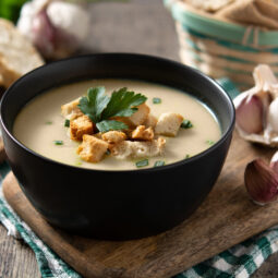 Cesnačka ako záchrana po náročnej noci: jednoduchá polievka, ktorú si viete výrazne vylepšiť