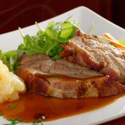 Jednoduchý trik, ktorý používali už naši starí rodičia Skúsení kuchári poznajú nenápadný postup, ktorý sa dnes používa len zriedka – počas smaženia vložiť na panvicu malý kúsok čerstvej mrkvy. Nejde o dochucovanie ani o súčasť receptu, ale o praktickú pomôcku. Mrkva pomáha regulovať teplotu tuku. Ak sa začne prehrievať, časť tepla pohltí a tým znižuje riziko jeho prepálenia. Zároveň dokáže zachytiť niektoré nepríjemné pachy, ktoré vznikajú pri príliš vysokej teplote. Prečo sa netreba báť, že ovplyvní chuť mäsa Mrkva neprenáša do mäsa svoju chuť. Slúži výlučne ako stabilizačný prvok pri smažení. Vďaka nej zostáva tuk pokojnejší, menej dymí a mäso sa opečie rovnomernejšie bez horkého dozvuku. Dobrá príprava mäsa nie je o extrémnych teplotách a oblakoch dymu, ale o kontrole a trpezlivosti. Keď sa tuk neprepáli, mäso si zachová svoju prirodzenú chuť, šťavnatosť a kuchyňa zostane príjemným miestom. Malý kúsok mrkvy na panvici tak pripomína, že pri varení často stačí drobná zmena, aby bol výsledok výrazne lepší.