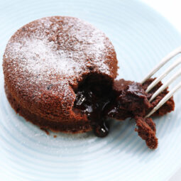 Ako si za pár minút pripraviť spoľahlivý lava cake v mikrovlnke
