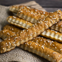 Syrové tyčinky: drobná slaná maškrta na filmový večer aj návštevu