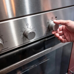 Musíte rúru vždy predhriať? Alebo je to len zbytočné plytvanie energiou?