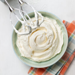 Maslový krém z troch surovín: jednoduchý základ, ktorý využijete na sviatky aj bežne