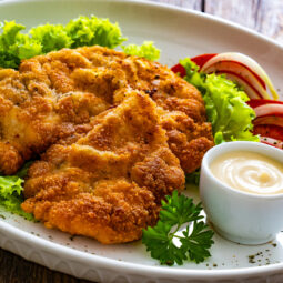 Ako pripraviť hromadu rezňov pre veľkú rodinu: osvedčený postup, aby zostali šťavnaté a chrumkavé