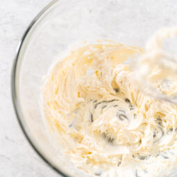 Najjednoduchší krém na cukrovinky: Maslo, cukor a nekonečné možnosti dochutenia