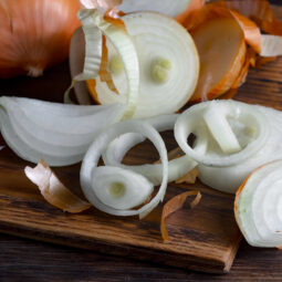 Ako zjemniť cibuľu rýchlym sparením? Chuť už nebude taká výrazná a chrumkavosť zostane