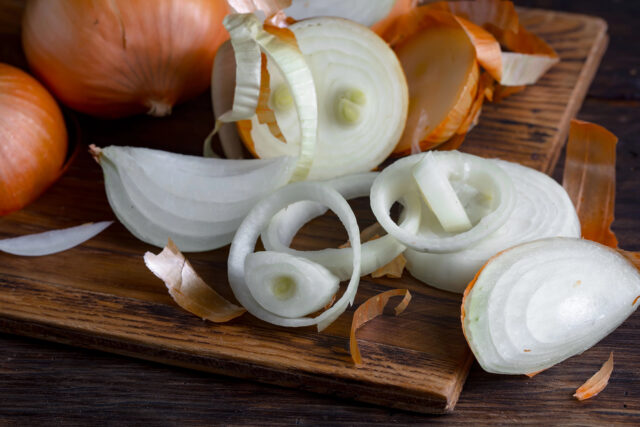 Ako zjemniť cibuľu rýchlym sparením? Chuť už nebude taká výrazná a chrumkavosť zostane