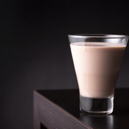 Karamelový likér pre sviatočnú pohodu: jednoduchý recept, ktorý zvládne každý