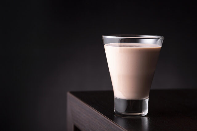 Karamelový likér pre sviatočnú pohodu: jednoduchý recept, ktorý zvládne každý