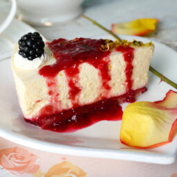 Nepečený cheesecake s ovocným prelivom: Svieži dezert, ktorý sa vždy vydarí