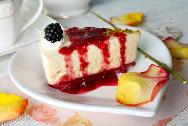 Nepečený cheesecake s ovocným prelivom: Svieži dezert, ktorý sa vždy vydarí