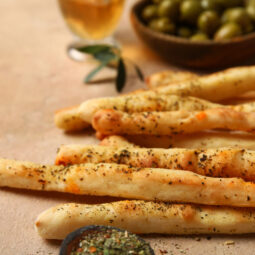 Krehké syrové tyčinky z troch surovín, ktoré zmiznú zo stola ako prvé