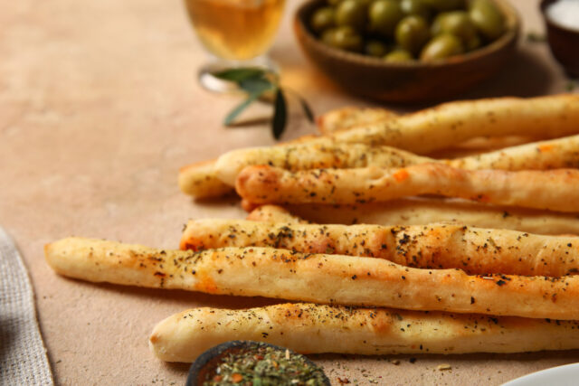 Krehké syrové tyčinky z troch surovín, ktoré zmiznú zo stola ako prvé