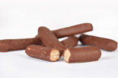 Ako jednoducho obaliť celé trubičky v čokoláde: praktické triky, ktoré fungujú