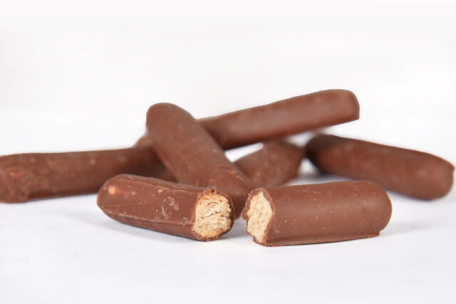 Ako jednoducho obaliť celé trubičky v čokoláde: praktické triky, ktoré fungujú