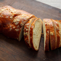 Čím potrieť vianočku pred pečením? Tieto tri bežné suroviny vám zabezpečia krásnu farbu aj lesk