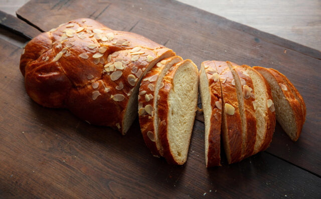 Čím potrieť vianočku pred pečením? Tieto tri bežné suroviny vám zabezpečia krásnu farbu aj lesk