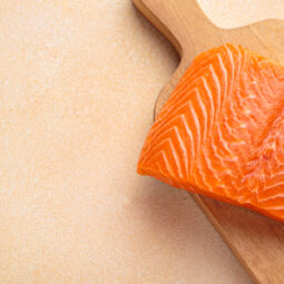 Ako nepokaziť lososa: Nevysušujte ho na panvici a kožu nechajte až po servírovanie