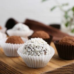 Bleskové nepečené dobroty: Margot guľôčky s kokosom, rumovou arómou a čokoládovým nádychom