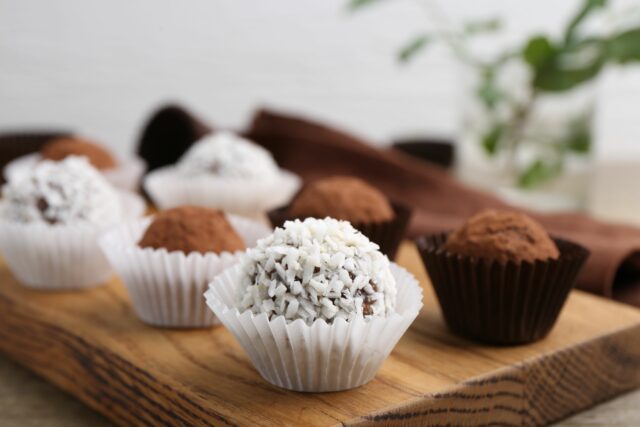 Bleskové nepečené dobroty: Margot guľôčky s kokosom, rumovou arómou a čokoládovým nádychom