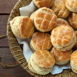 Nadýchané škvarkové pagáčiky s kyslou smotanou