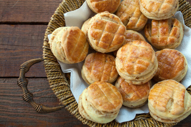 Nadýchané škvarkové pagáčiky s kyslou smotanou