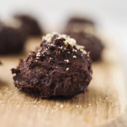 Nepečené čokoládové hrudky – sladká drobnosť, ktorá zachráni každý sviatočný zhon