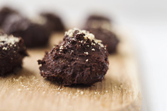 Nepečené čokoládové hrudky – sladká drobnosť, ktorá zachráni každý sviatočný zhon