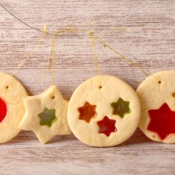 Sklenené linecké: Vianočné cukrovinky s efektom farebných vitráží