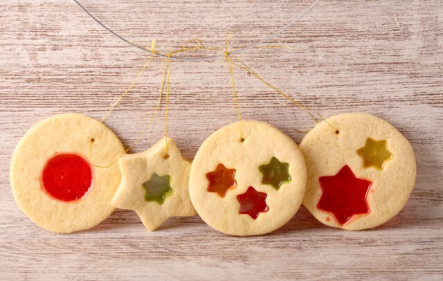 Sklenené linecké: Vianočné cukrovinky s efektom farebných vitráží