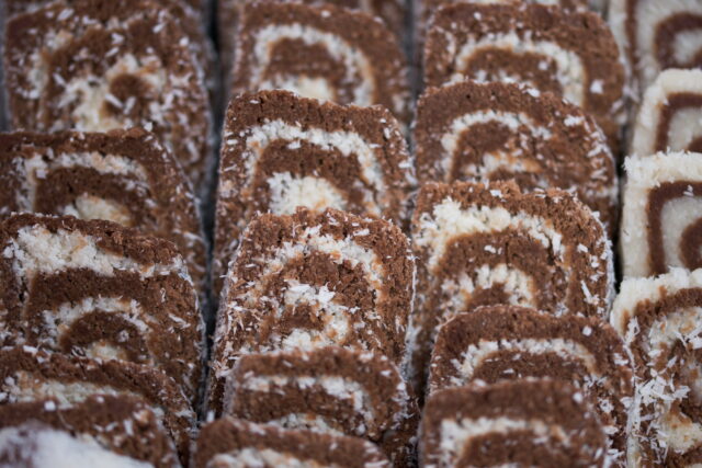 Nepečená piškótová roláda: sviatočný dezert, ktorý sa nerozpadá a výborne drží tvar