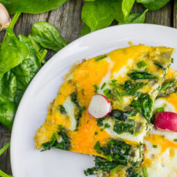 Ako pripraviť špenátovú omeletu, ktorá zasýti a spraví radosť