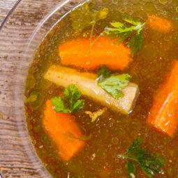 Ako dlho vydrží domáci vývar: na kuchynskej linke, v chladničke, v mrazničke aj zavarený