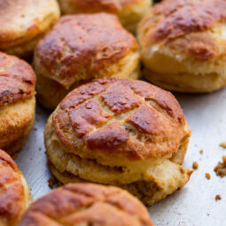 Škvarkové pagáče: Slané pečivo, ktoré mizne z taniera okamžite