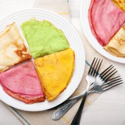 Prírodné farby v palacinkách: ako z obyčajného cesta spraviť pestrofarebný zážitok