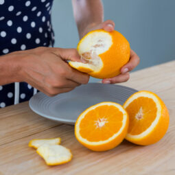 Prečo by ste nemali lúpať pomaranč len rukami a ako to robiť lepšie