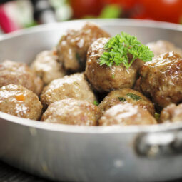 Švédske mäsové guľky: prečo chutia inak než bežné fašírky a ako ich pripraviť doma