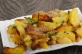Pikantný bôčik so zemiakmi: Jeden pekáč, minimum práce a maximálna chuť
