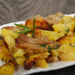 Pikantný bôčik so zemiakmi: Jeden pekáč, minimum práce a maximálna chuť