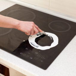 Praktický návod, ako vyčistiť varnú dosku bez poškodenia: postačí to, čo máte doma