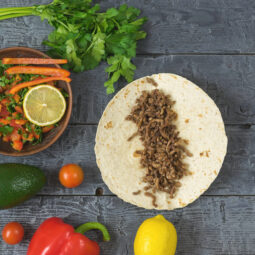 Zapekané tortilly plnené mletým mäsom a zeleninou